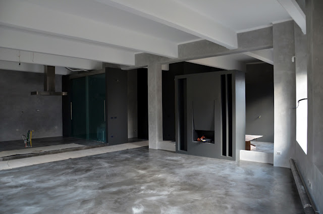 Pavimenti in cemento, lavorazioni e particolari Bagno con pavimento nero
